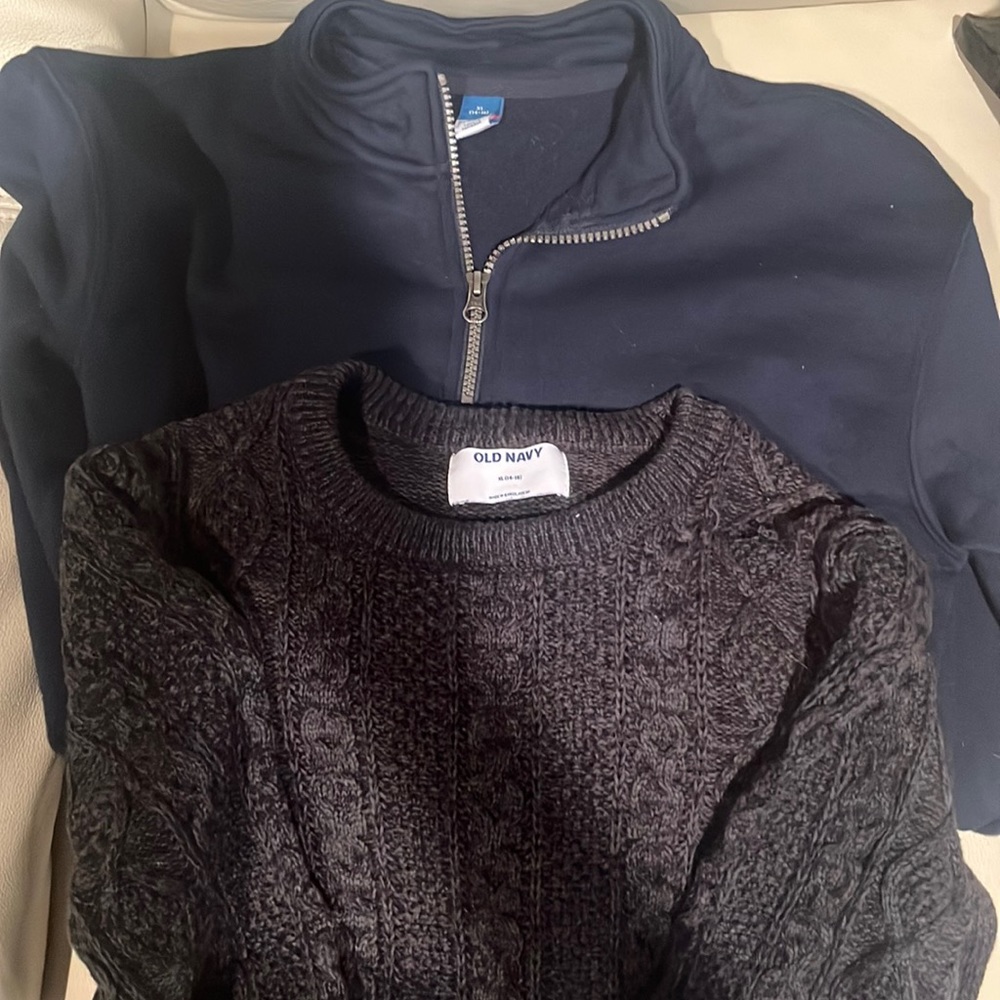 Boys bundle of 2 tops size xl. Like new.